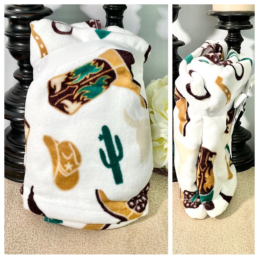 NWT Set of 2 Western Cowboy Boots/Cactus Bathroom Hand Towels